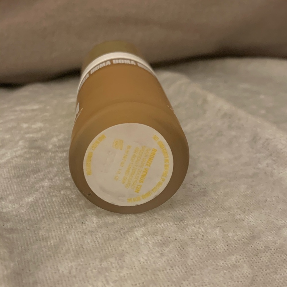 UOMA Liquid Foundation - Picture 3 of 4